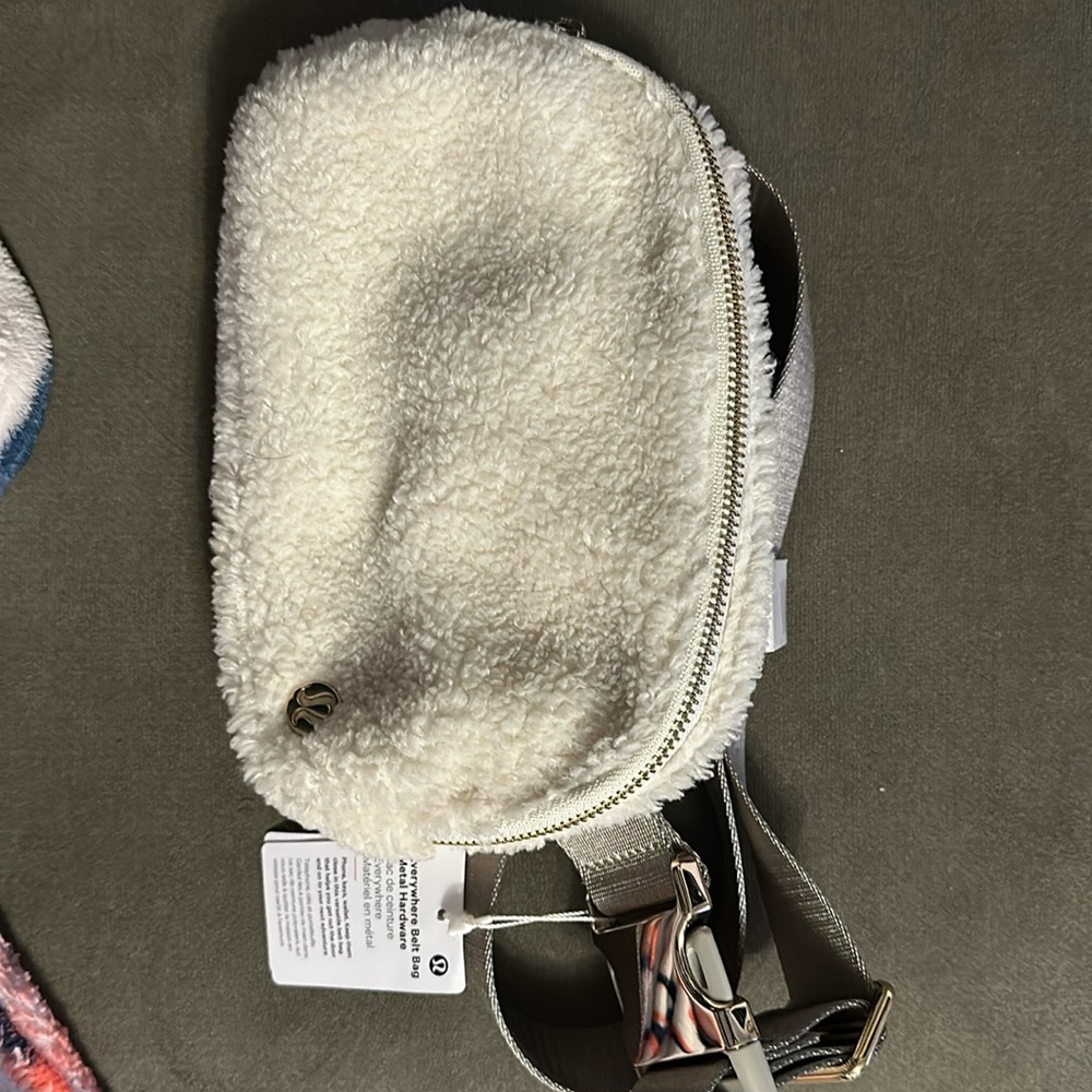Lululemon everywhere belt bag - NWT - fllece/gold